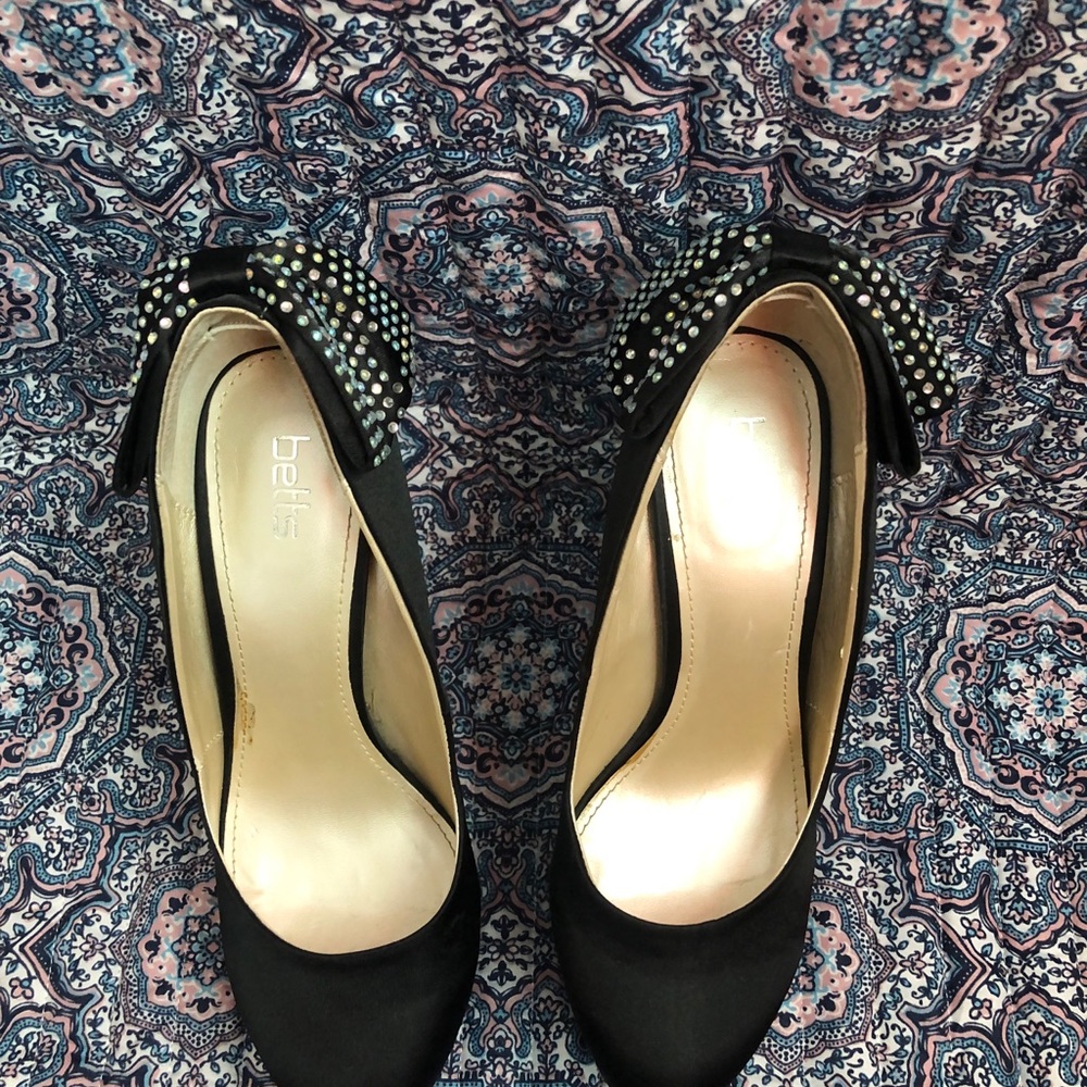 Betts heels, with bedazzled bow! - Picture 5 of 6